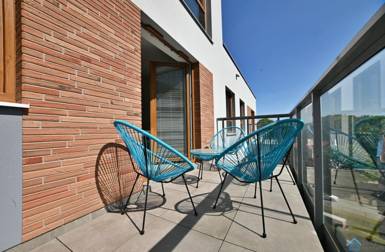 Beige 3city With Parking In By Renters *