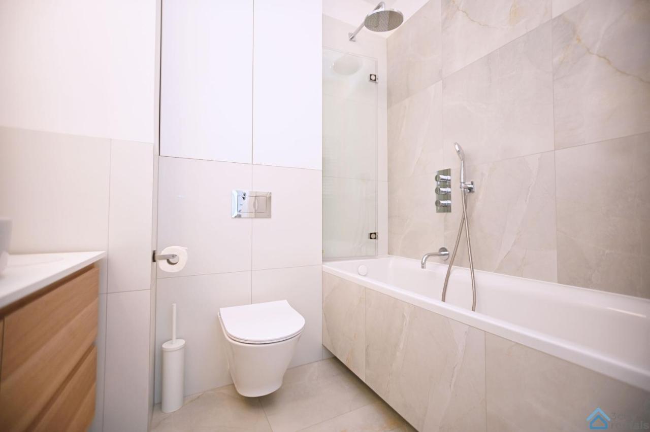 Beige 3city With Parking In By Renters Leilighet Gdańsk